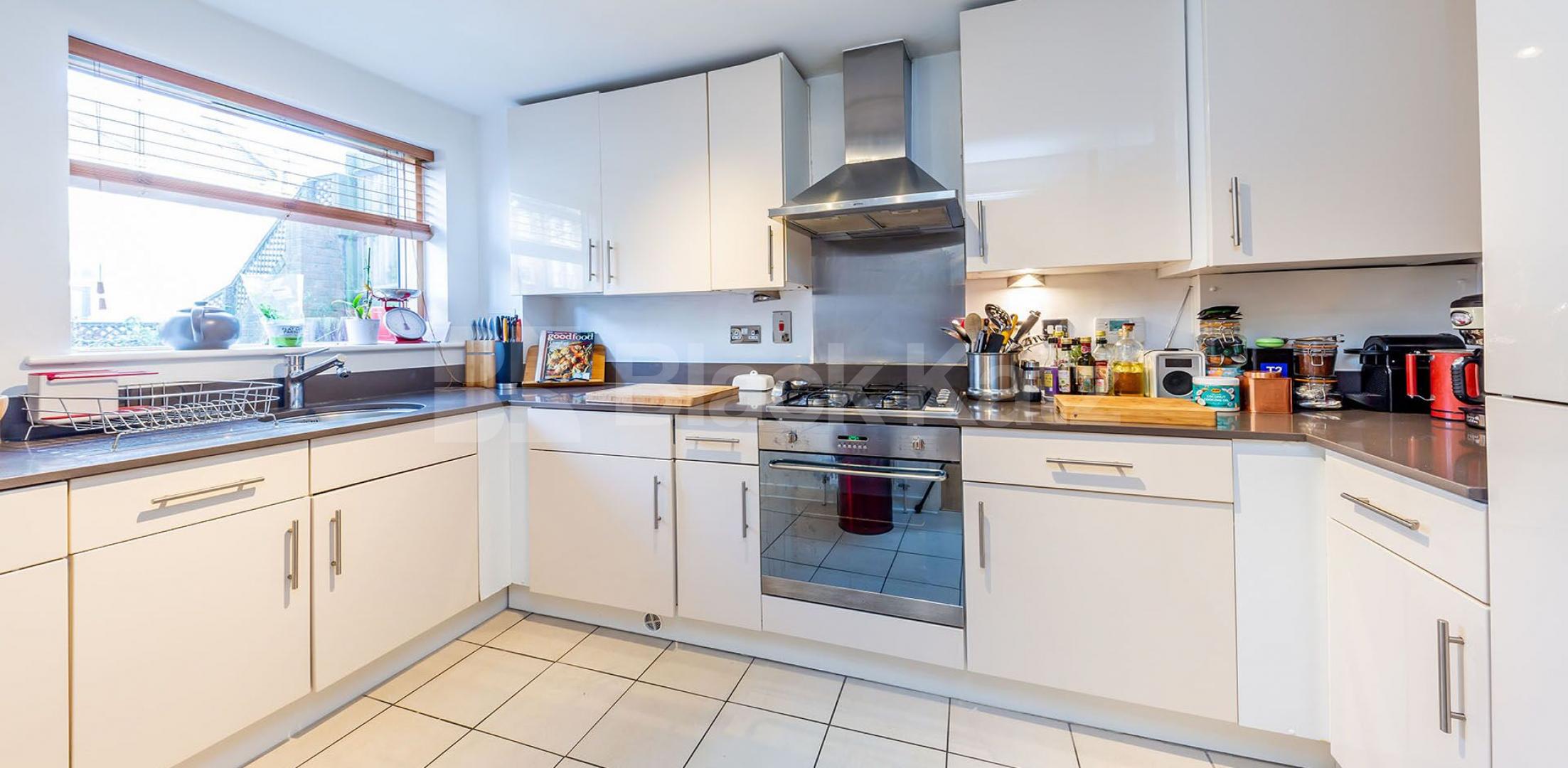 			Fantastic Prorperty !, 3 Bedroom, 1 bath, 1 reception Flat			 Womersley Road, CROUCH END