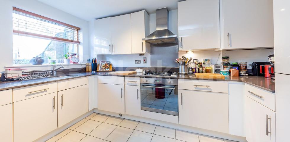 			Fantastic Prorperty !, 3 Bedroom, 1 bath, 1 reception Flat			 Womersley Road, CROUCH END