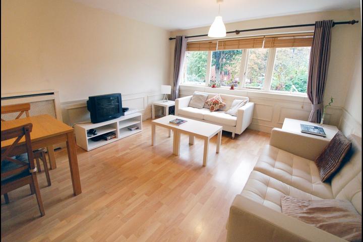 			AVAILABLE NOW , 3 Bedroom, 1 bath, 1 reception House			 St Andrews Square, LADBROKE GROVE