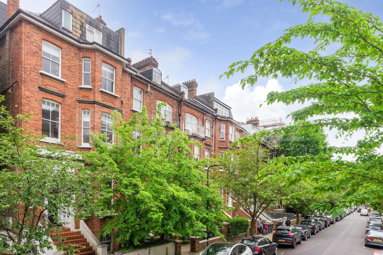 Fantastic double bedroom within a large period house mins to tube & shops Adamson Road, Swiss Cottage 