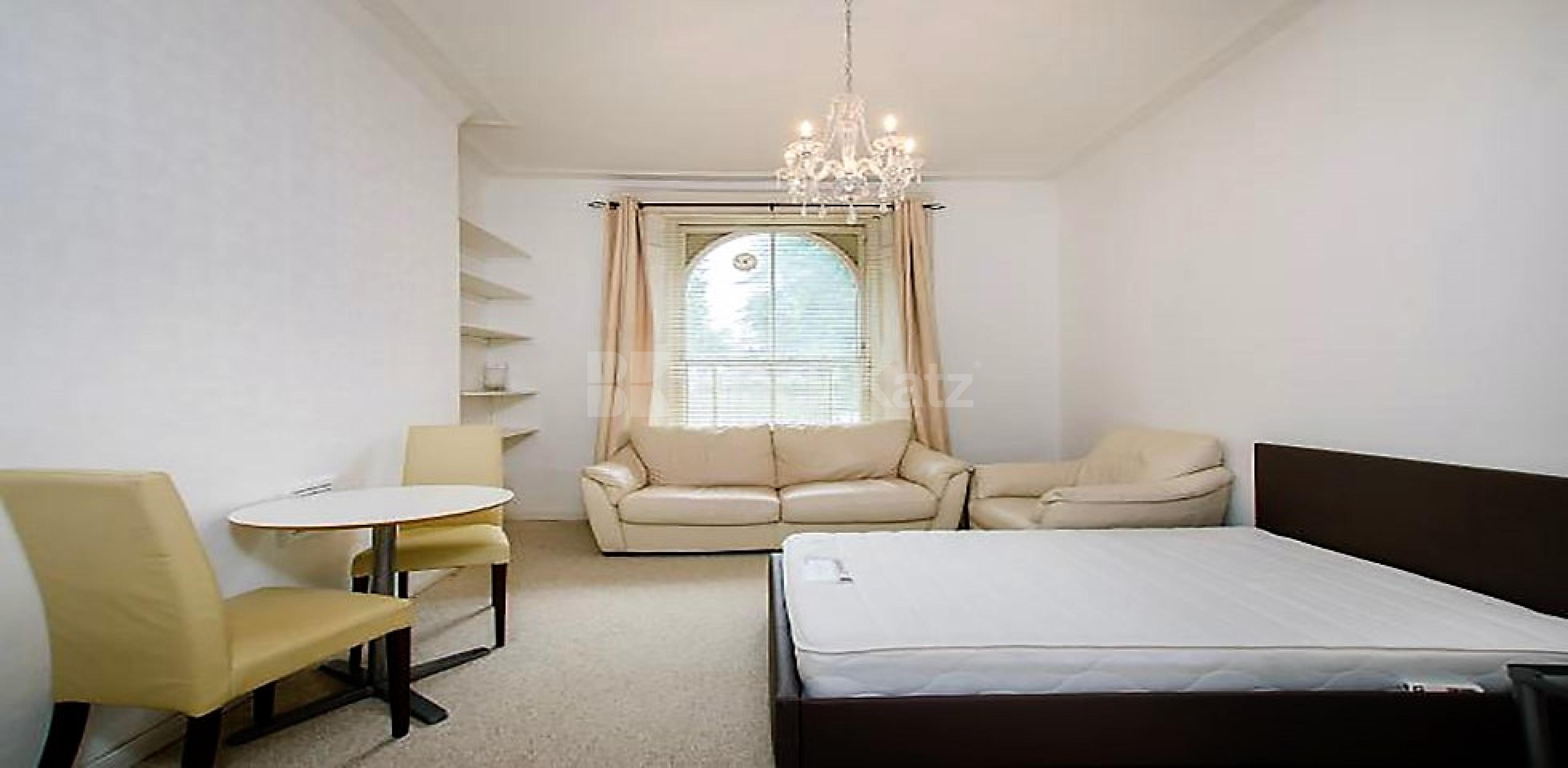 Spacious studio within a period house and access to garden  Oakley Square, Camden / Regents Park NW1