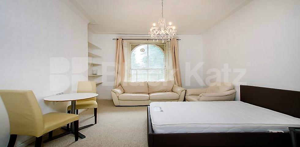 Spacious studio within a period house and access to garden  Oakley Square, Camden / Regents Park