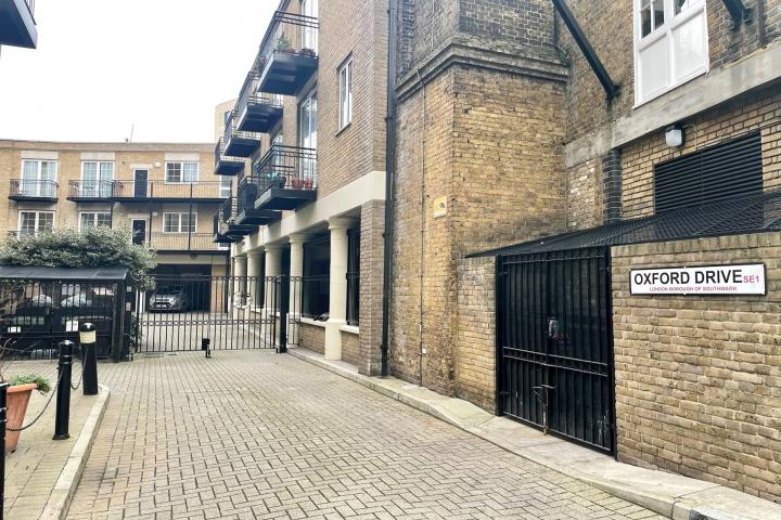 Superbly located larger than average duplex apartment  Oxford Drive, Bermondsey street/ London Bridge