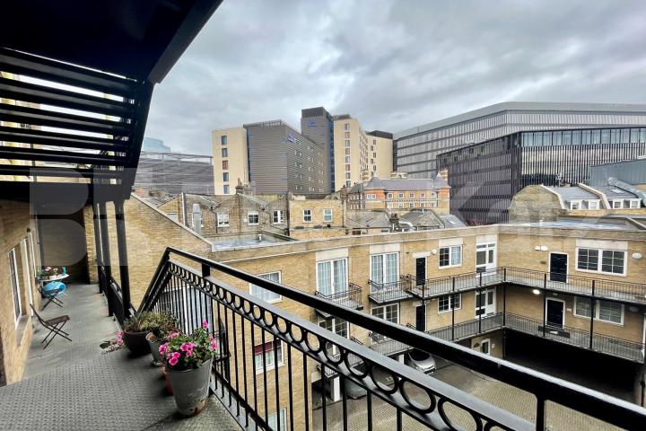 Superbly located larger than average duplex apartment  Oxford Drive, Bermondsey street/ London Bridge