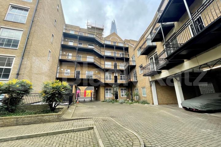 Superbly located larger than average duplex apartment  Oxford Drive, Bermondsey street/ London Bridge