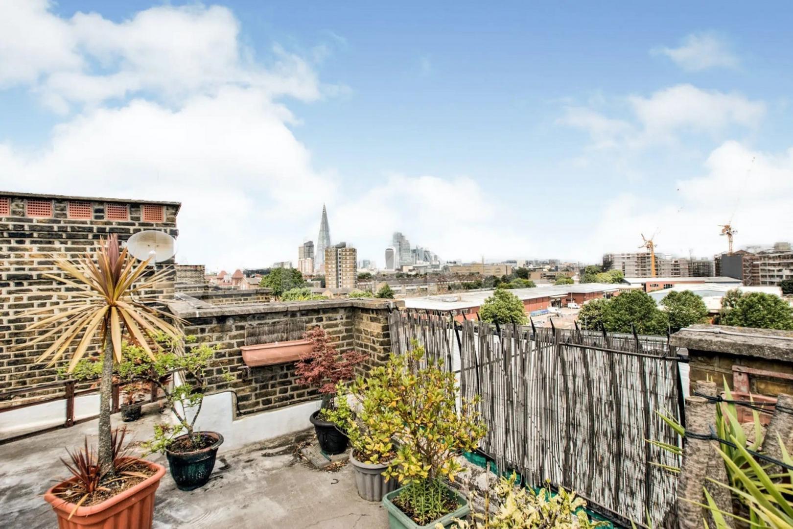 Bright & airy with stunning roof terrace with far reaching views of London Waleran Flats Old Kent Road, Borough/London Bridge