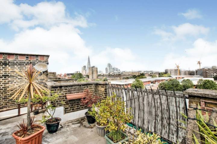 Bright & airy with stunning roof terrace with far reaching views of London Waleran Flats Old Kent Road, Borough/London Bridge