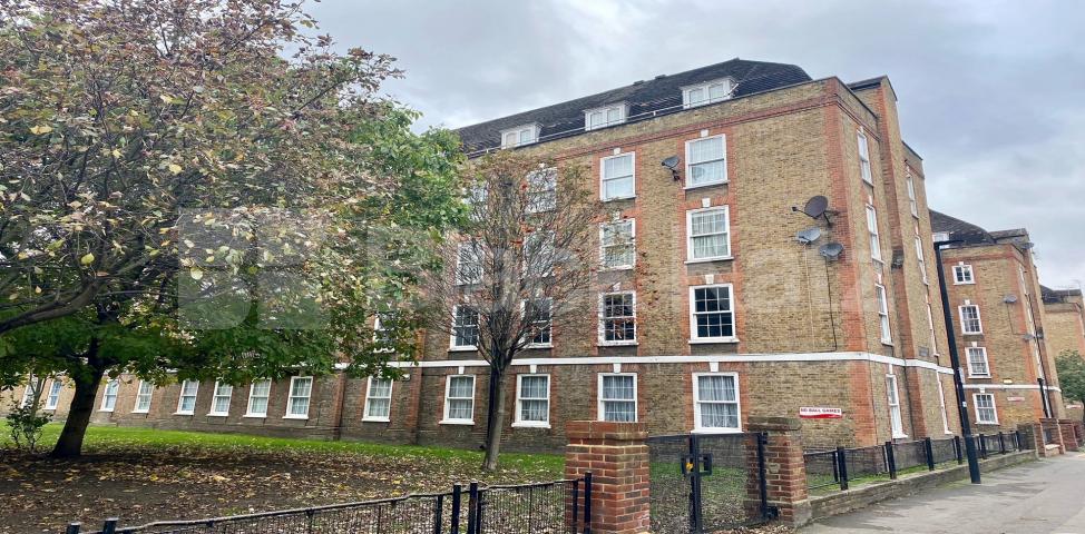 			LET , 3 Bedroom, 1 bath, 1 reception Apartment			 Kennings Way, Kennington