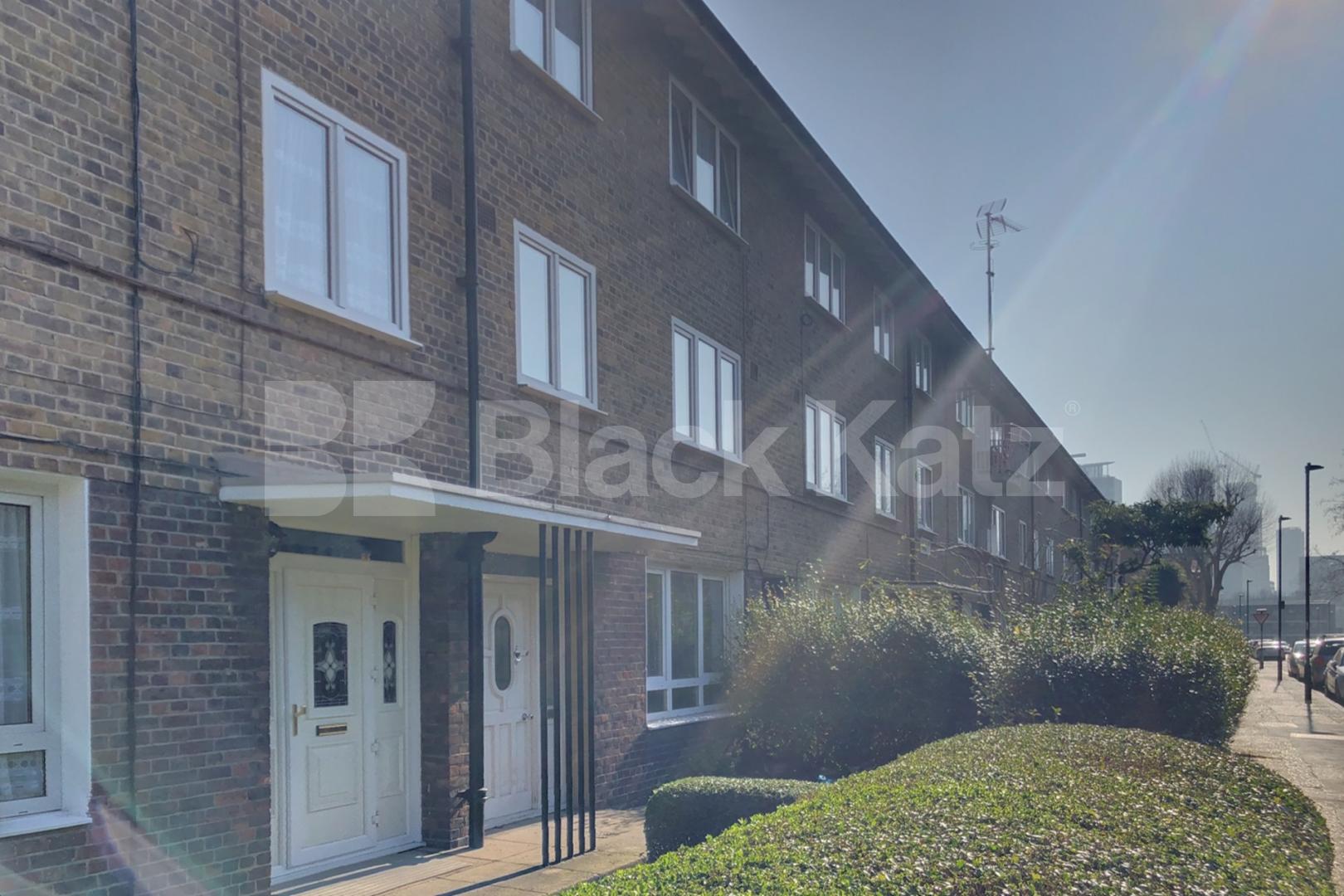 Four double bedroomed duplex apartment with charming garden   Saracen Street, Westferry 