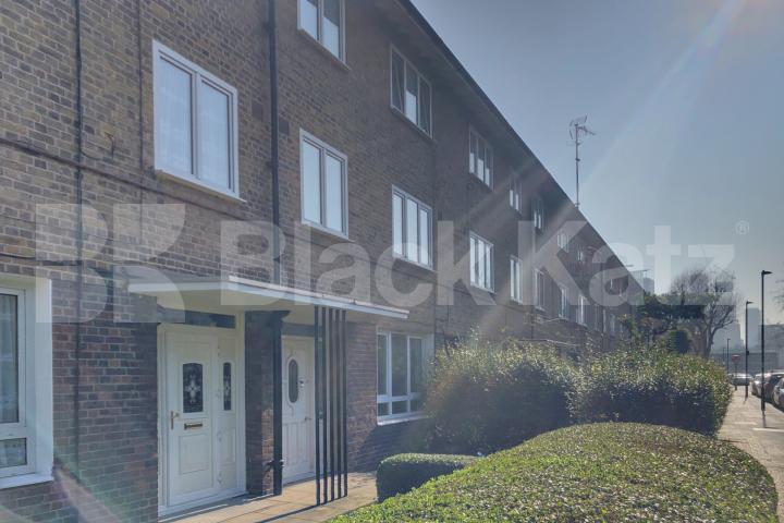 Four double bedroomed duplex apartment with charming garden   Saracen Street, Westferry 