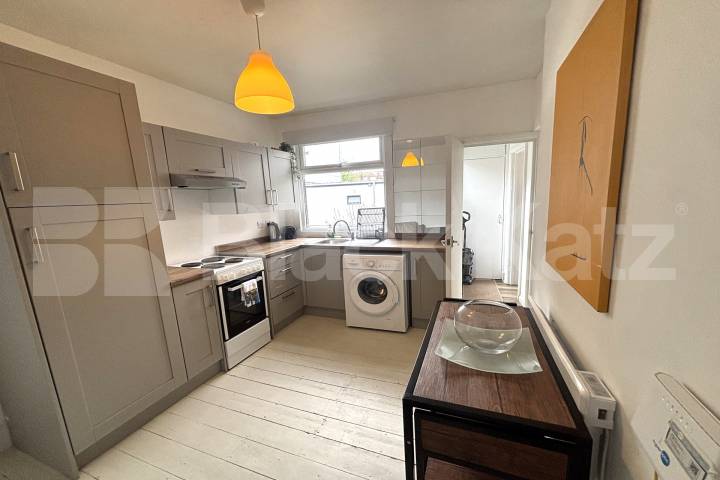 Stylish top floor period conversion  Preston Close, Elephant and Castle