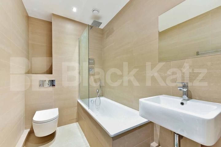 909 Sq. Ft with private balcony, two communal roof terraces & stunning views The Pioneer Building - Newington Causeway, Borough