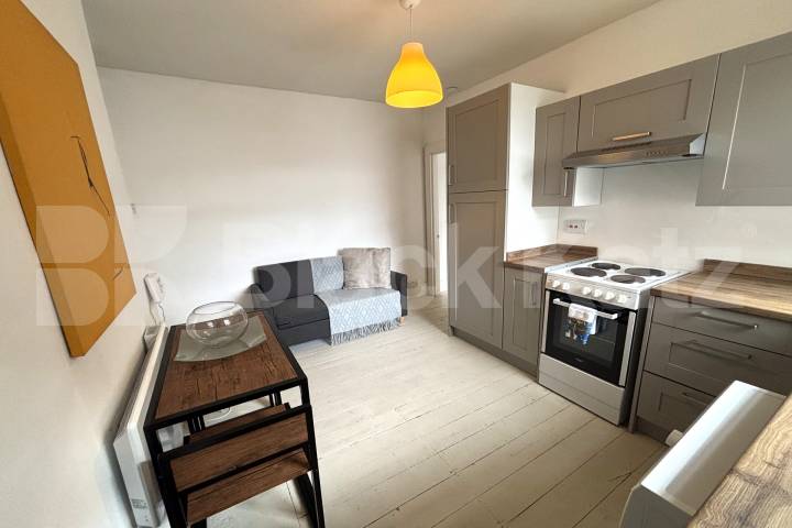 Stylish top floor period conversion  Preston Close, Elephant and Castle