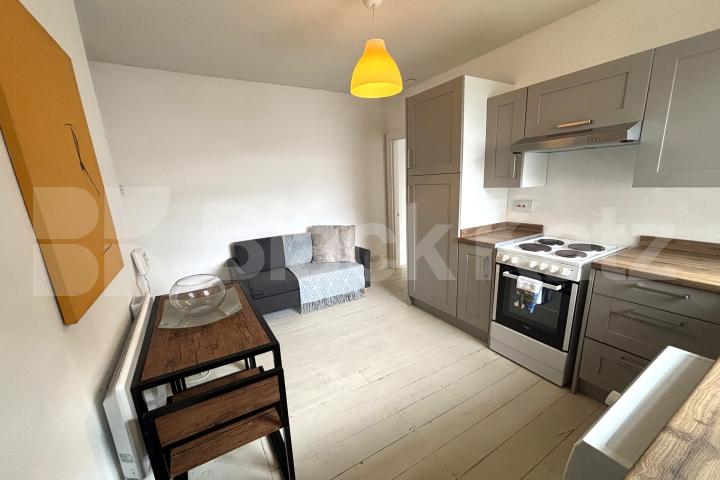 Stylish top floor period conversion  Preston Close, Elephant and Castle