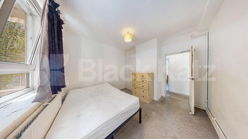 Spacious three bed with good size lounge in St Johns Wood Boundary Road, St Johns Wood