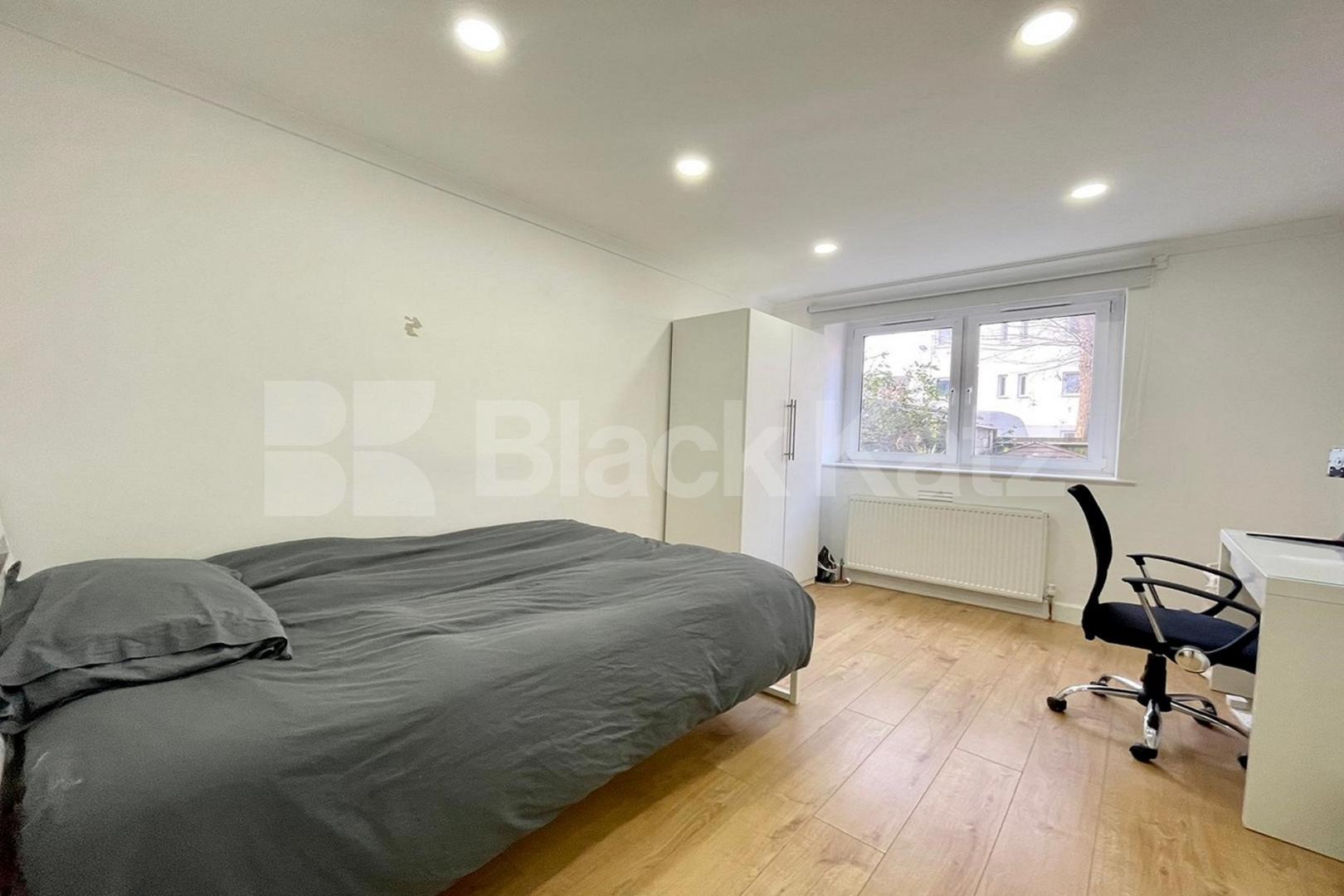 Larger than average & located in the ever desirable Shad Thames area  Parker`s Row, London Bridge / Bermondsey