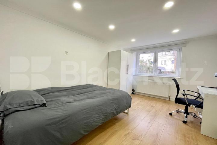 Larger than average & located in the ever desirable Shad Thames area  Parker`s Row, London Bridge / Bermondsey