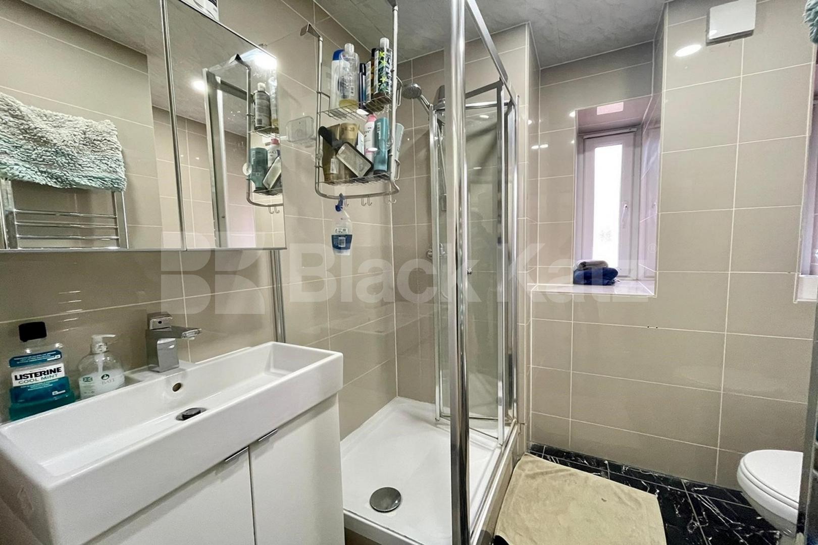 Larger than average & located in the ever desirable Shad Thames area  Parker`s Row, London Bridge / Bermondsey