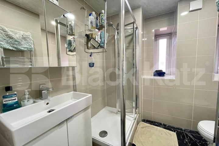 Larger than average & located in the ever desirable Shad Thames area  Parker`s Row, London Bridge / Bermondsey