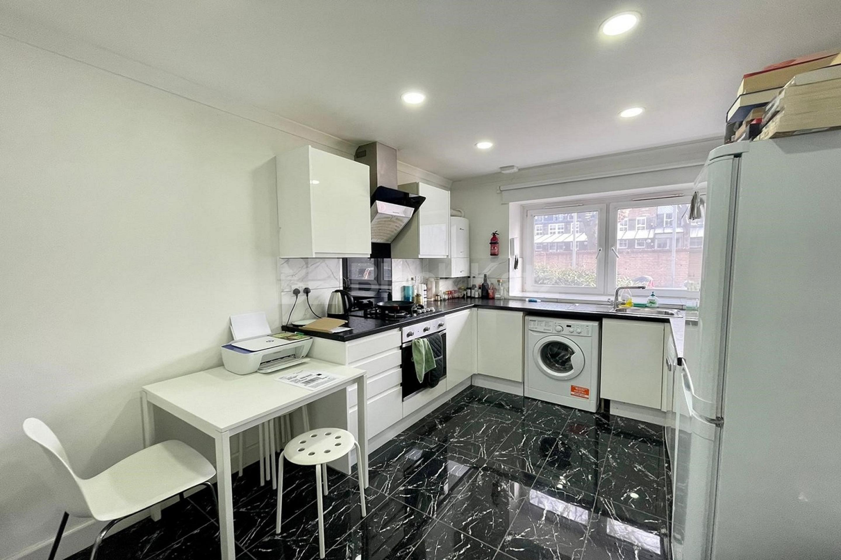 Larger than average & located in the ever desirable Shad Thames area  Parker`s Row, London Bridge / Bermondsey SE1