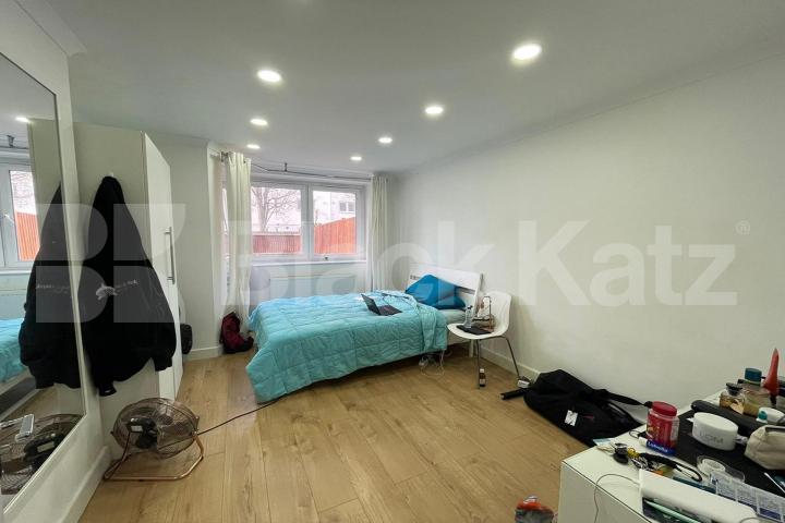 Larger than average & located in the ever desirable Shad Thames area  Parker`s Row, London Bridge / Bermondsey