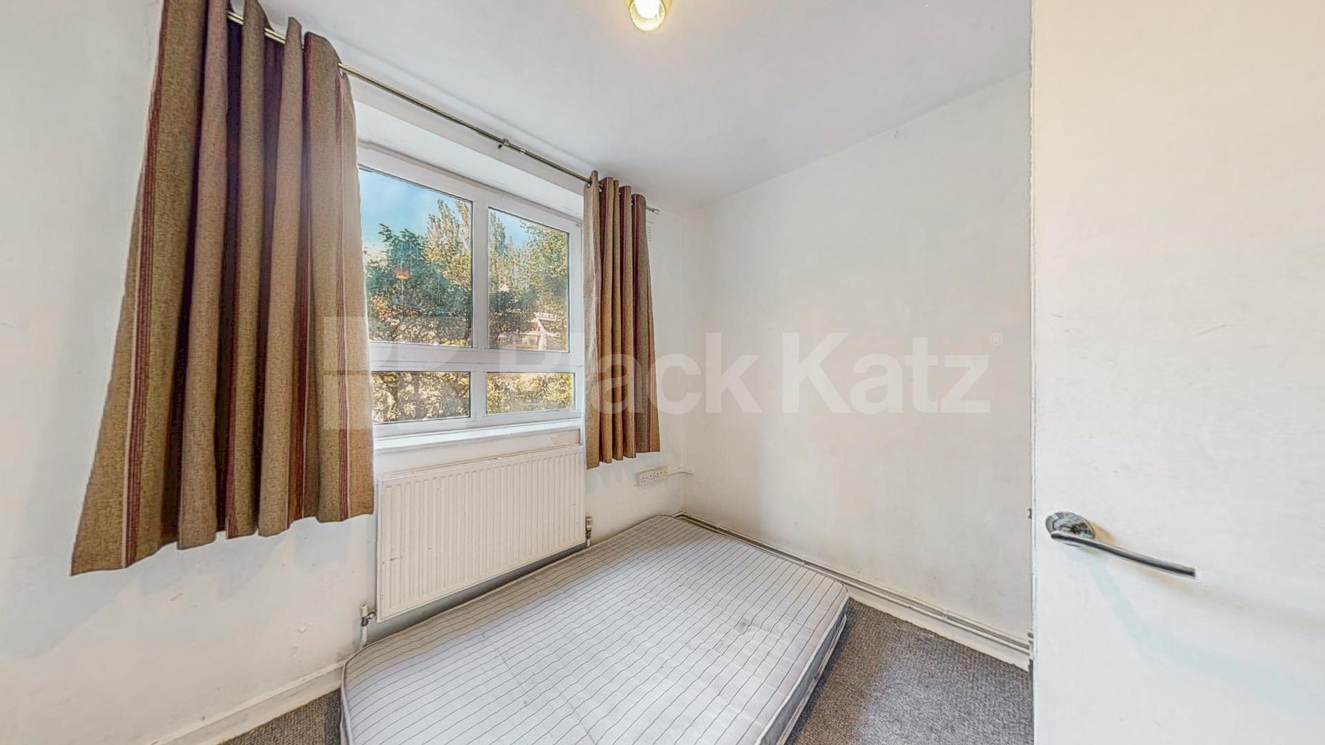 Spacious three bed with good size lounge in St Johns Wood Boundary Road, St Johns Wood