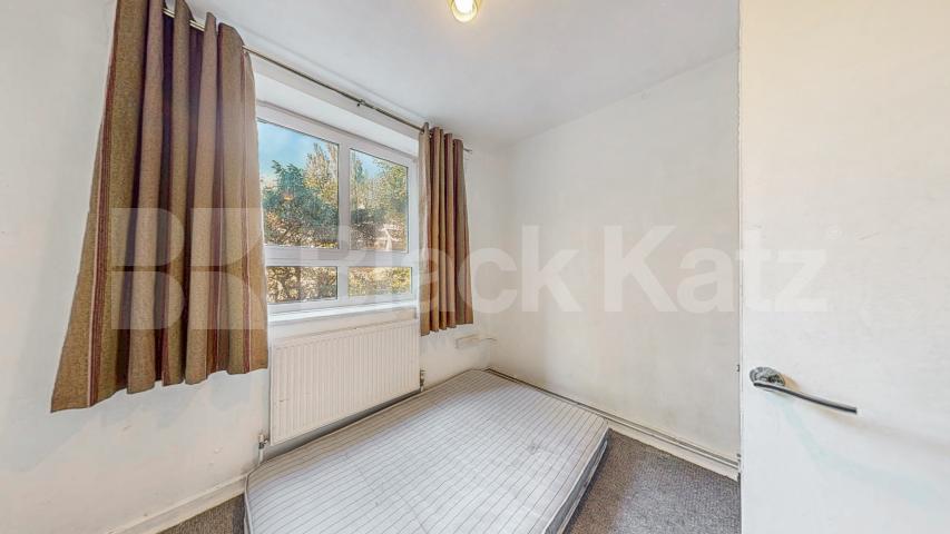 Spacious three bed with good size lounge in St Johns Wood Boundary Road, St Johns Wood