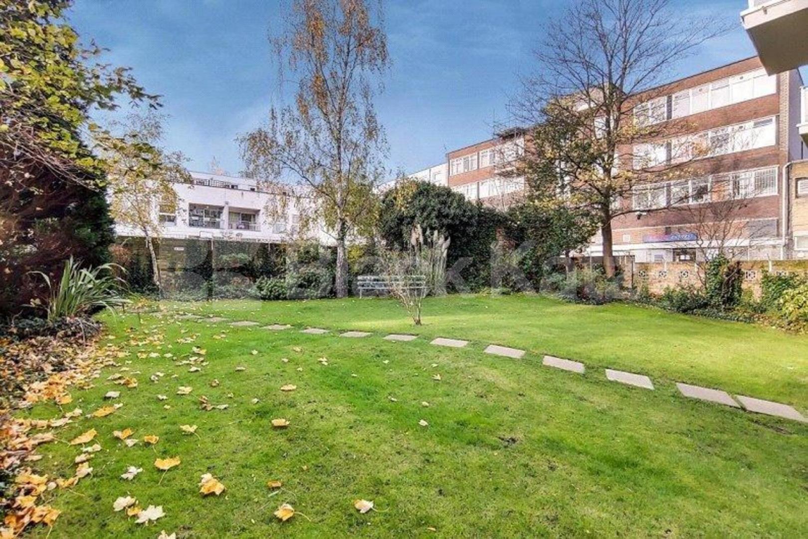 3 bedroom property located the 6th floor with spectacular views of east London. Pemberton Gardens, Archway