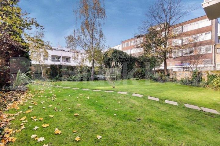 3 bedroom property located the 6th floor with spectacular views of east London. Pemberton Gardens, Archway