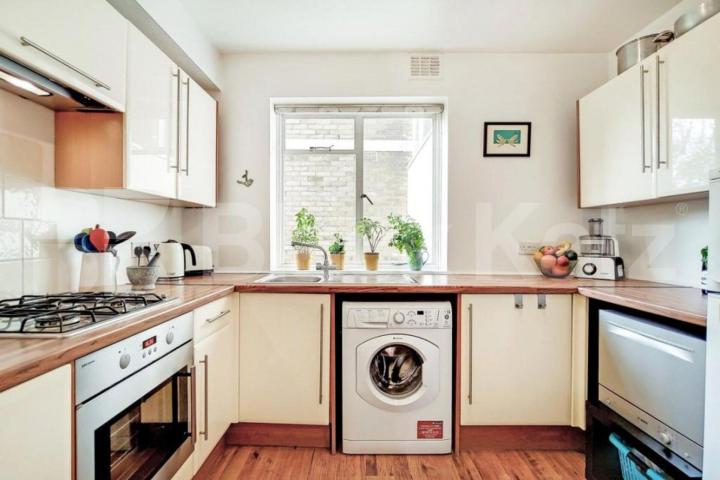 3 bedroom property located the 6th floor with spectacular views of east London. Pemberton Gardens, Archway