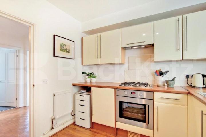 3 bedroom property located the 6th floor with spectacular views of east London. Pemberton Gardens, Archway