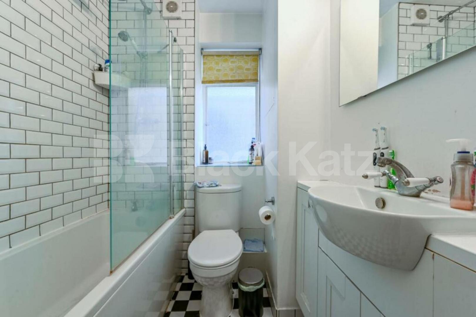 3 bedroom property located the 6th floor with spectacular views of east London. Pemberton Gardens, Archway