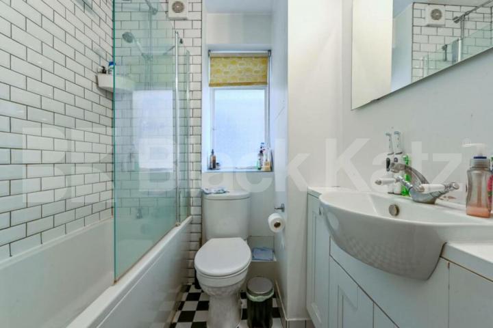 3 bedroom property located the 6th floor with spectacular views of east London. Pemberton Gardens, Archway