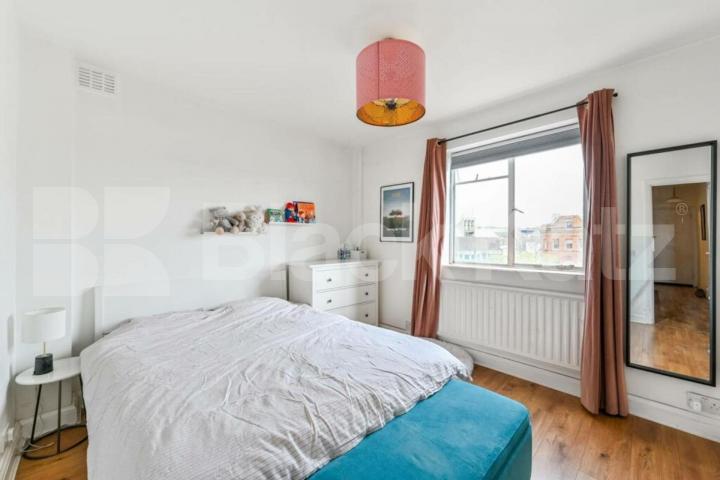 3 bedroom property located the 6th floor with spectacular views of east London. Pemberton Gardens, Archway
