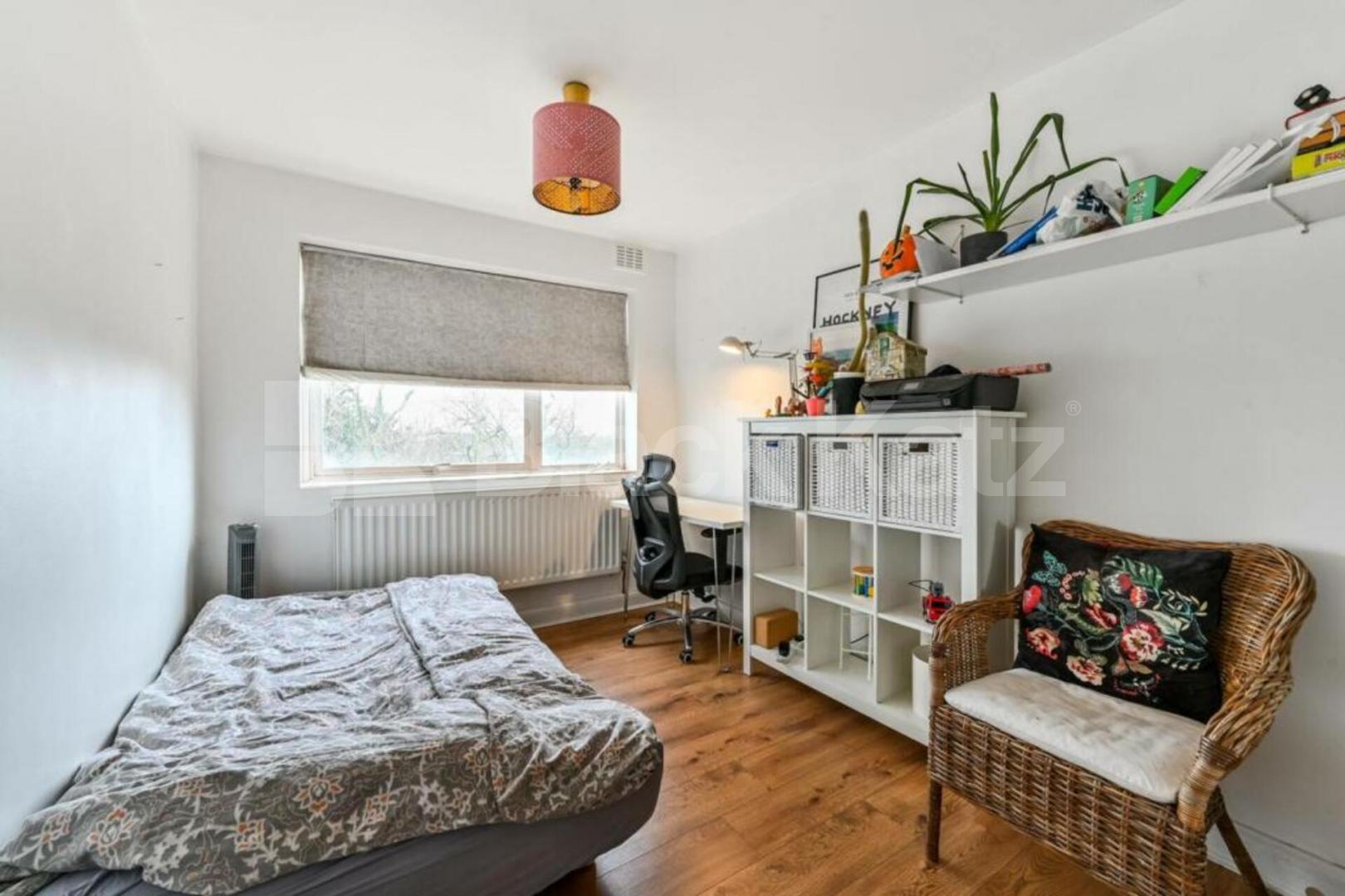 3 bedroom property located the 6th floor with spectacular views of east London. Pemberton Gardens, Archway