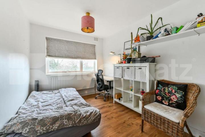 3 bedroom property located the 6th floor with spectacular views of east London. Pemberton Gardens, Archway