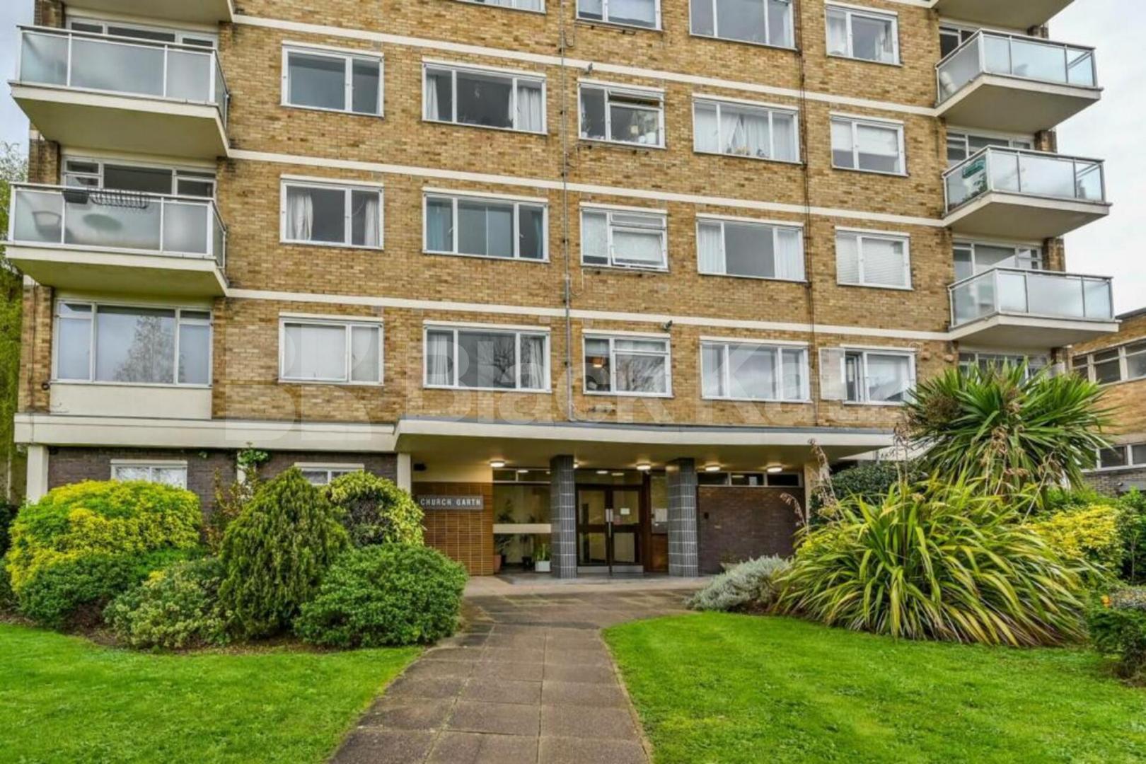 3 bedroom property located the 6th floor with spectacular views of east London. Pemberton Gardens, Archway