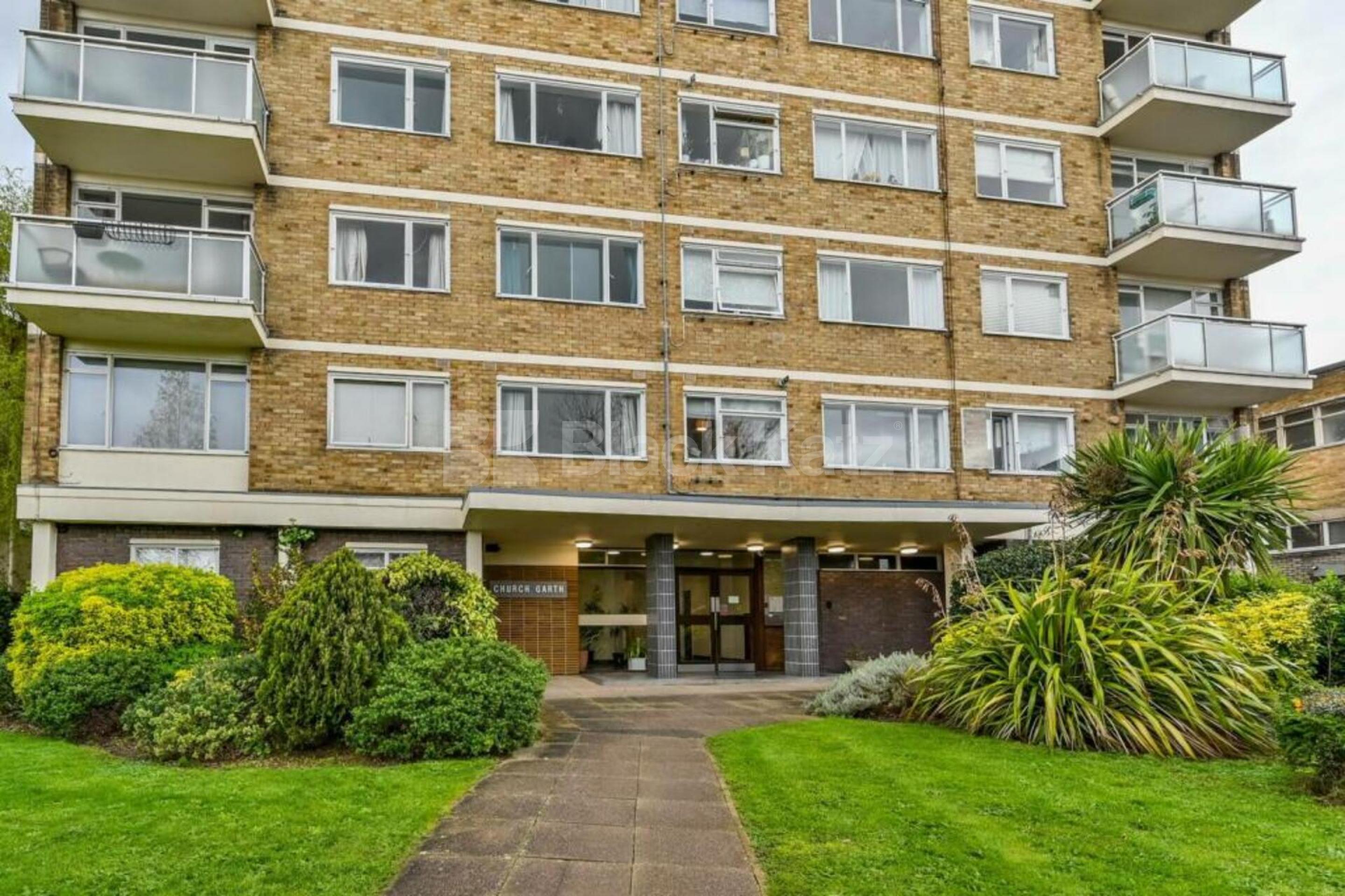 3 bedroom property located the 6th floor with spectacular views of east London. Pemberton Gardens, Archway N19