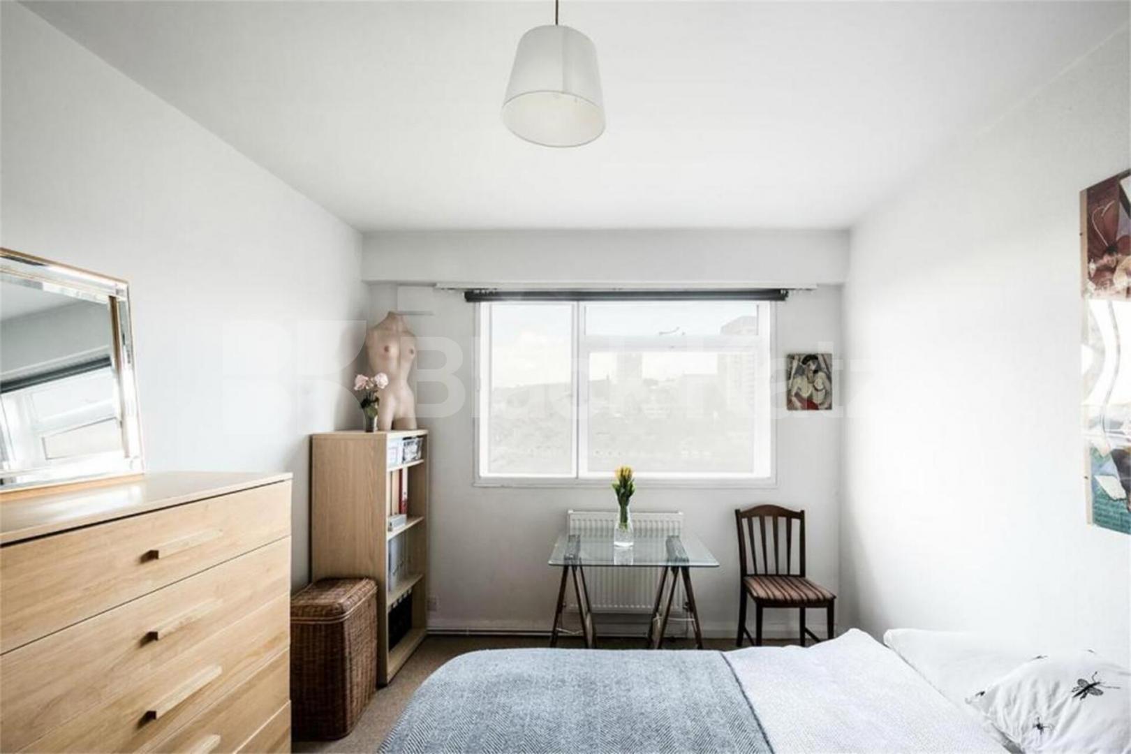 3 bedroom property located the 6th floor with spectacular views of east London. Pemberton Gardens, Archway