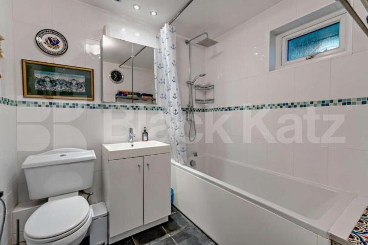 A beautifully presented two-bedroom apartment of approximately 687 sq ft Percy Circus, Kings Cross / Clerkenwell 