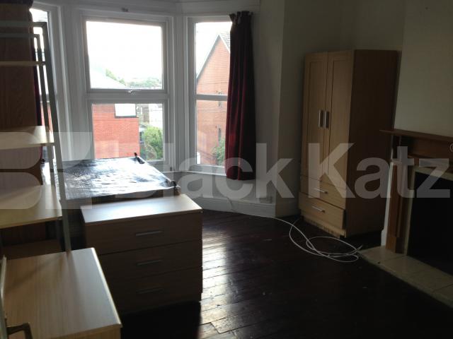 			NEW INSTRUCTION, 3 Bedroom, 1 bath, 1 reception Flat			 Wightman Road, FINSBURY PARK