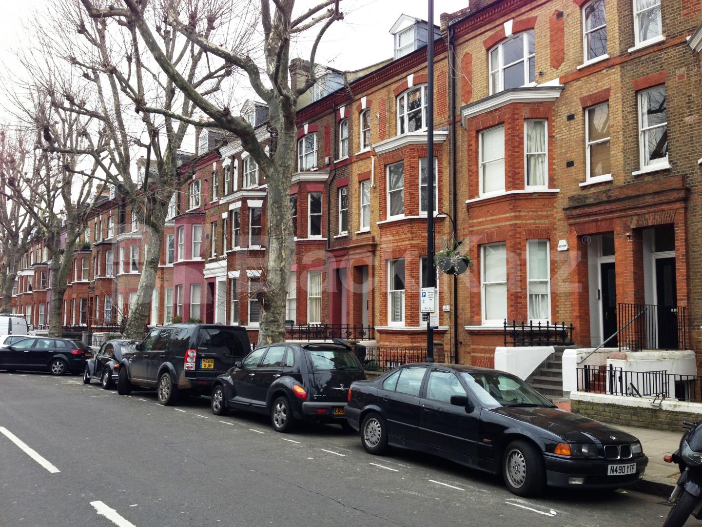 			MINS TO TUBE!  , 3 Bedroom, 1 bath, 1 reception Flat			 Randolph Avenue, MAIDA VALE 