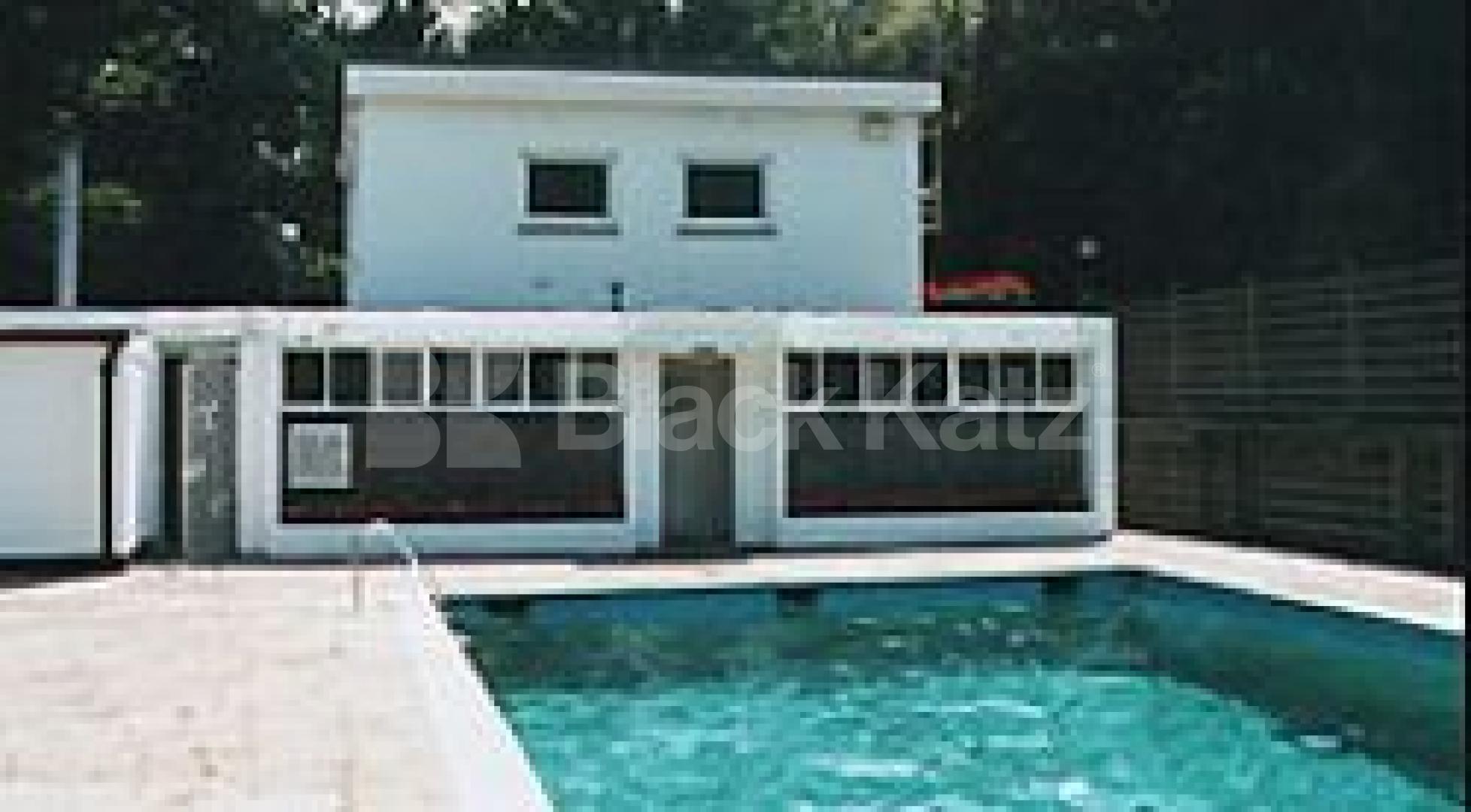 			Wondeful apartment in this landmark listed building. Inclusive of Heating!, 3 Bedroom, 1 bath, 1 reception Serviced Apartments			 Highpoint, North Hill, HIGHGATE