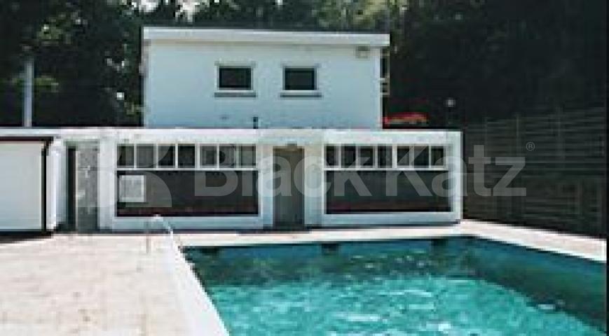 			Wondeful apartment in this landmark listed building. Inclusive of Heating!, 3 Bedroom, 1 bath, 1 reception Serviced Apartments			 Highpoint, North Hill, HIGHGATE