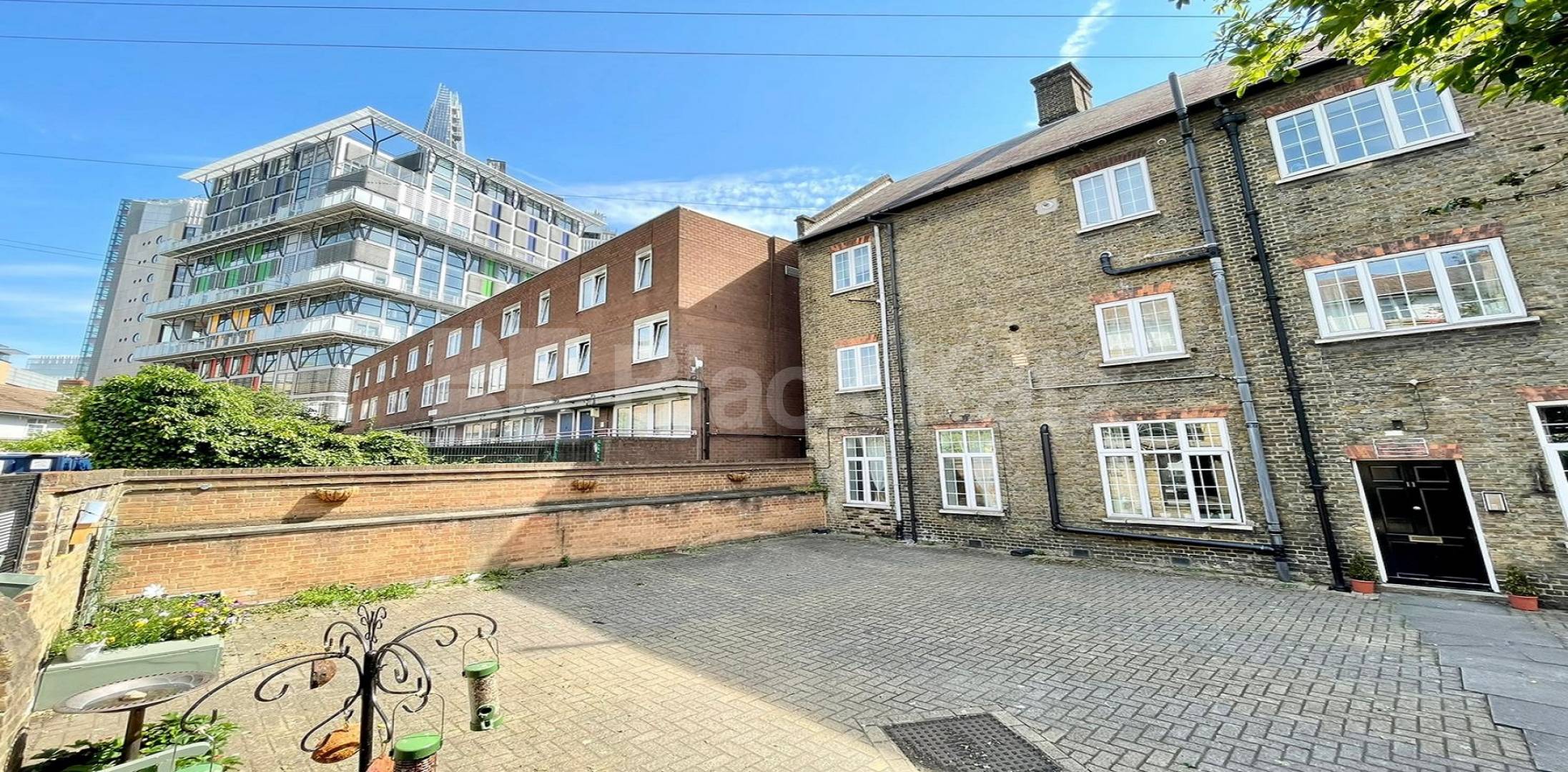 Superbly located Vicarage conversion recently redecorated throughout. Porlock Street, London Bridge