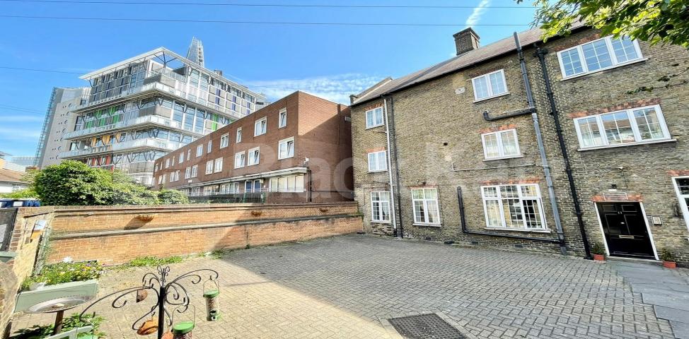 Superbly located Vicarage conversion recently redecorated throughout. Porlock Street, London Bridge