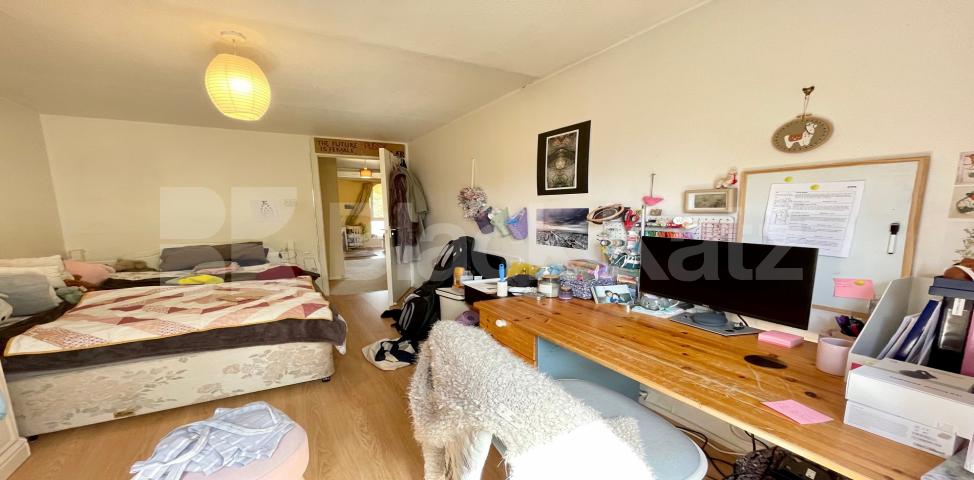 			4 Bedroom, 1 bath, 0 reception Apartment			 Potier Street, Borough / London Bridge