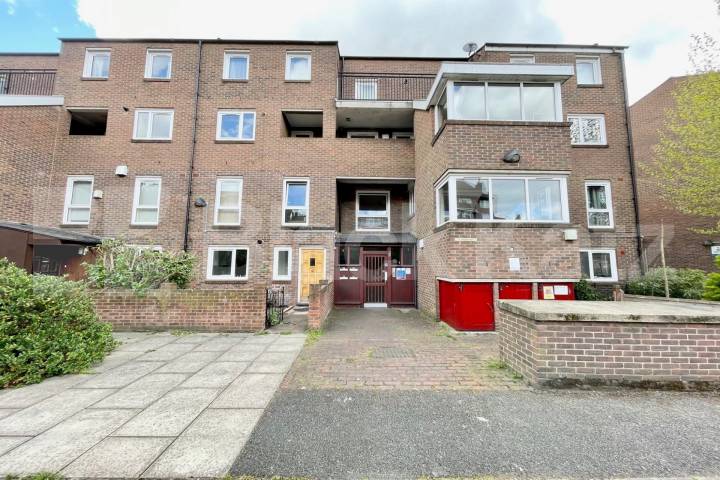 Duplex Mid-Century development with garden  Potier Street, Borough / London Bridge