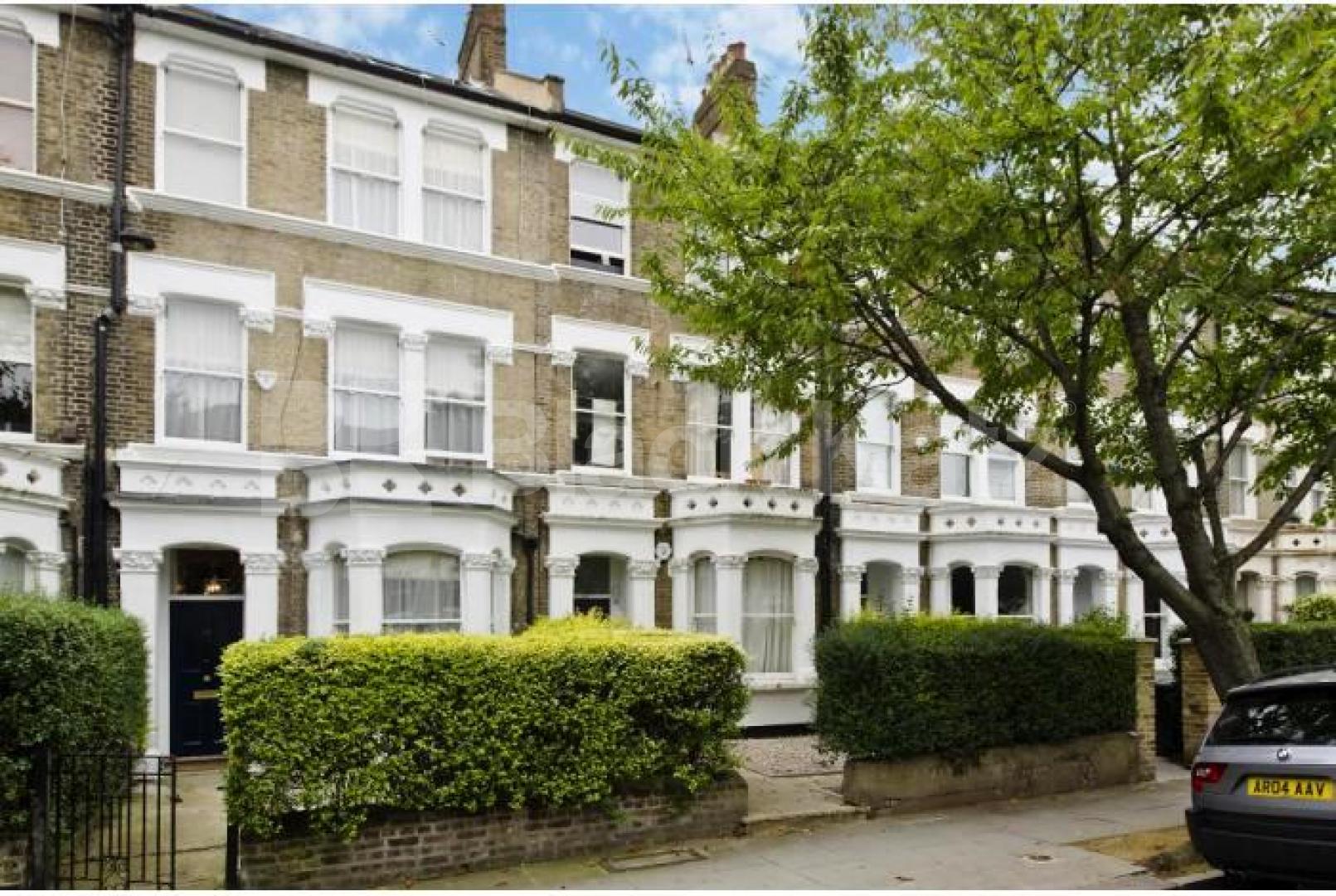			4 Bedroom, 1 bath, 1 reception Flat			 Highlever Road, LADBROKE GROVE
