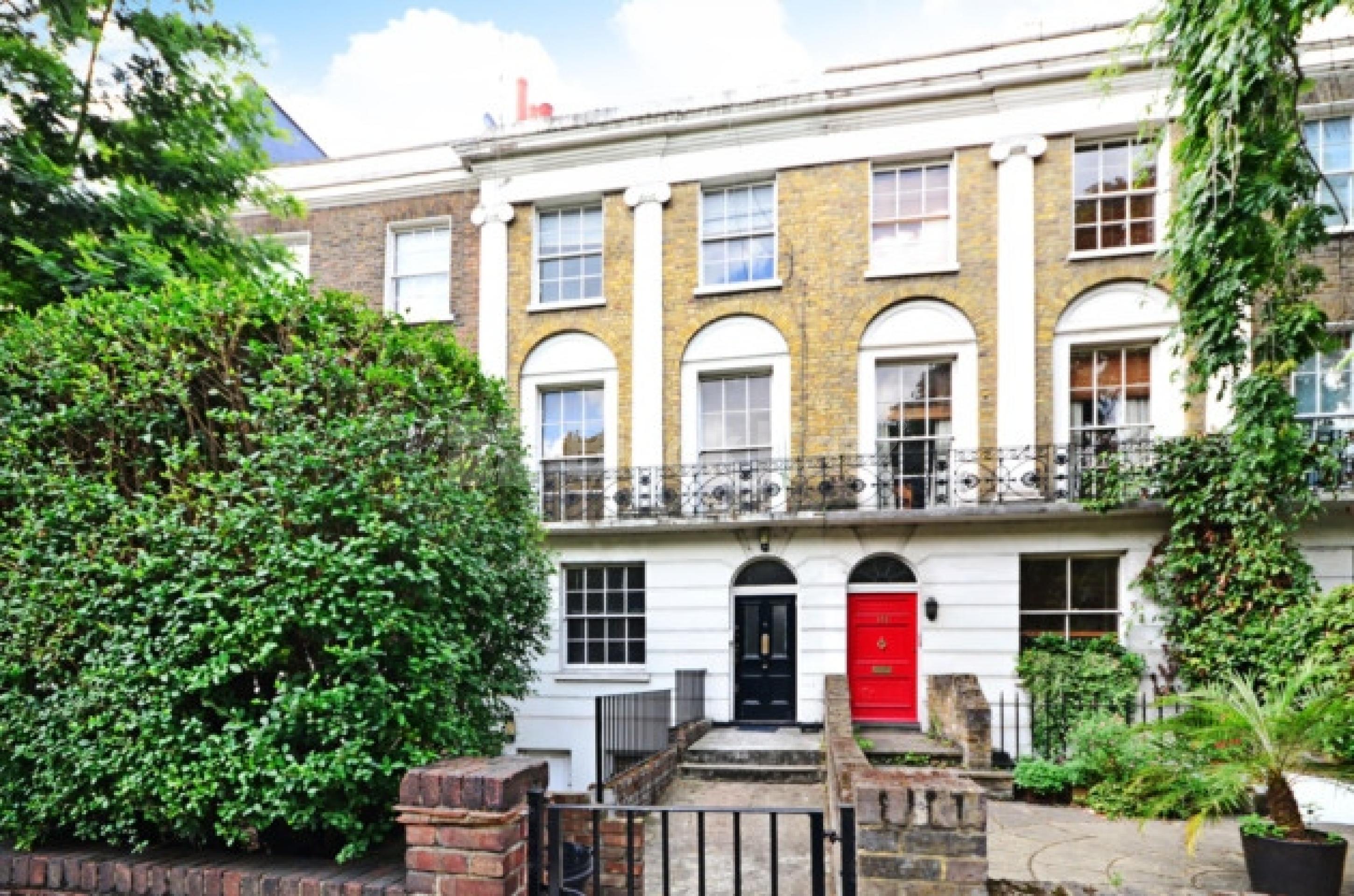 Spacious three bed with a modern bathroom and kitchen by Regents Park Lisson Grove, Marylebone NW1